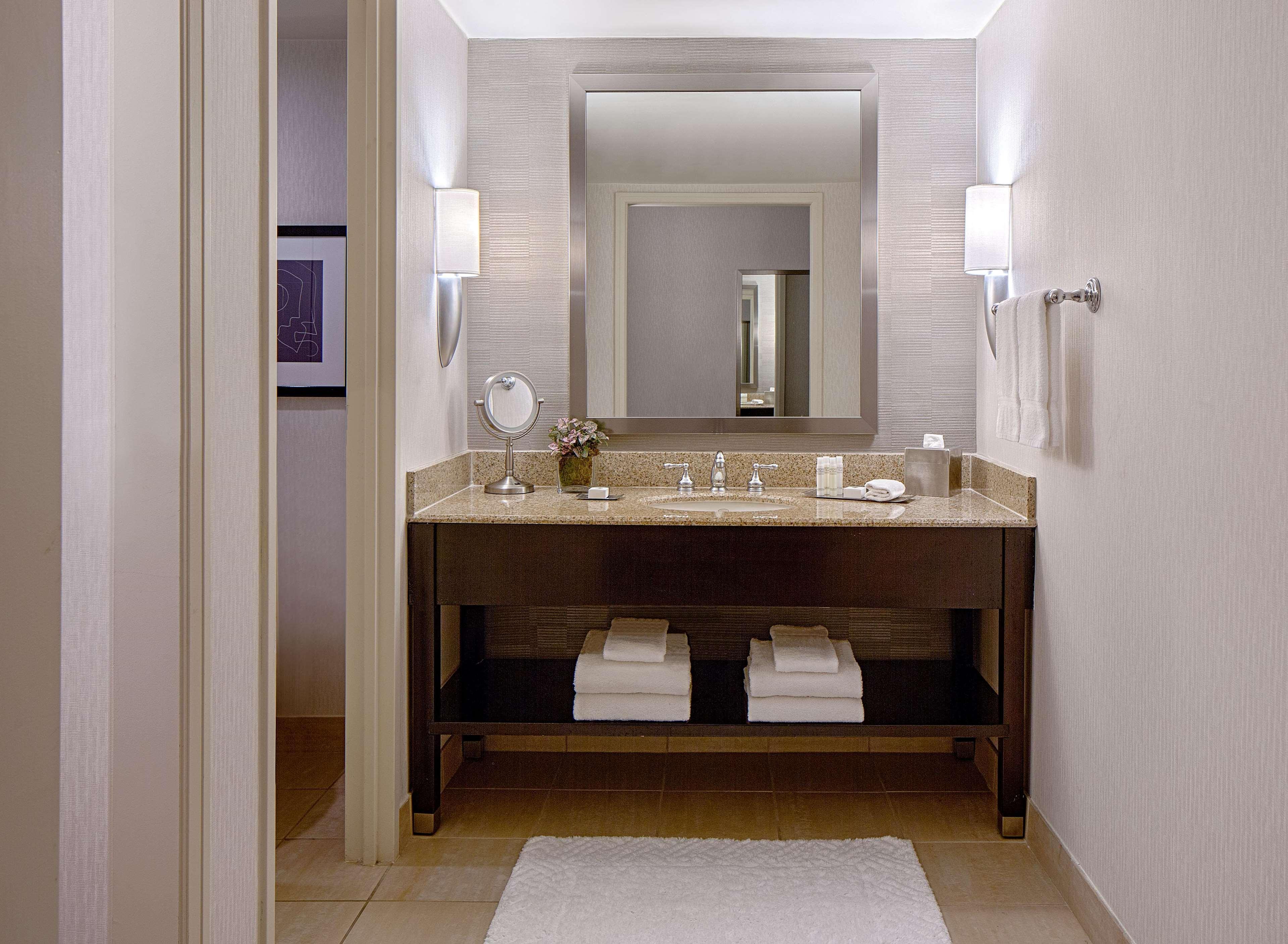 Doubletree By Hilton Hotel Houston Greenway Plaza Exteriör bild