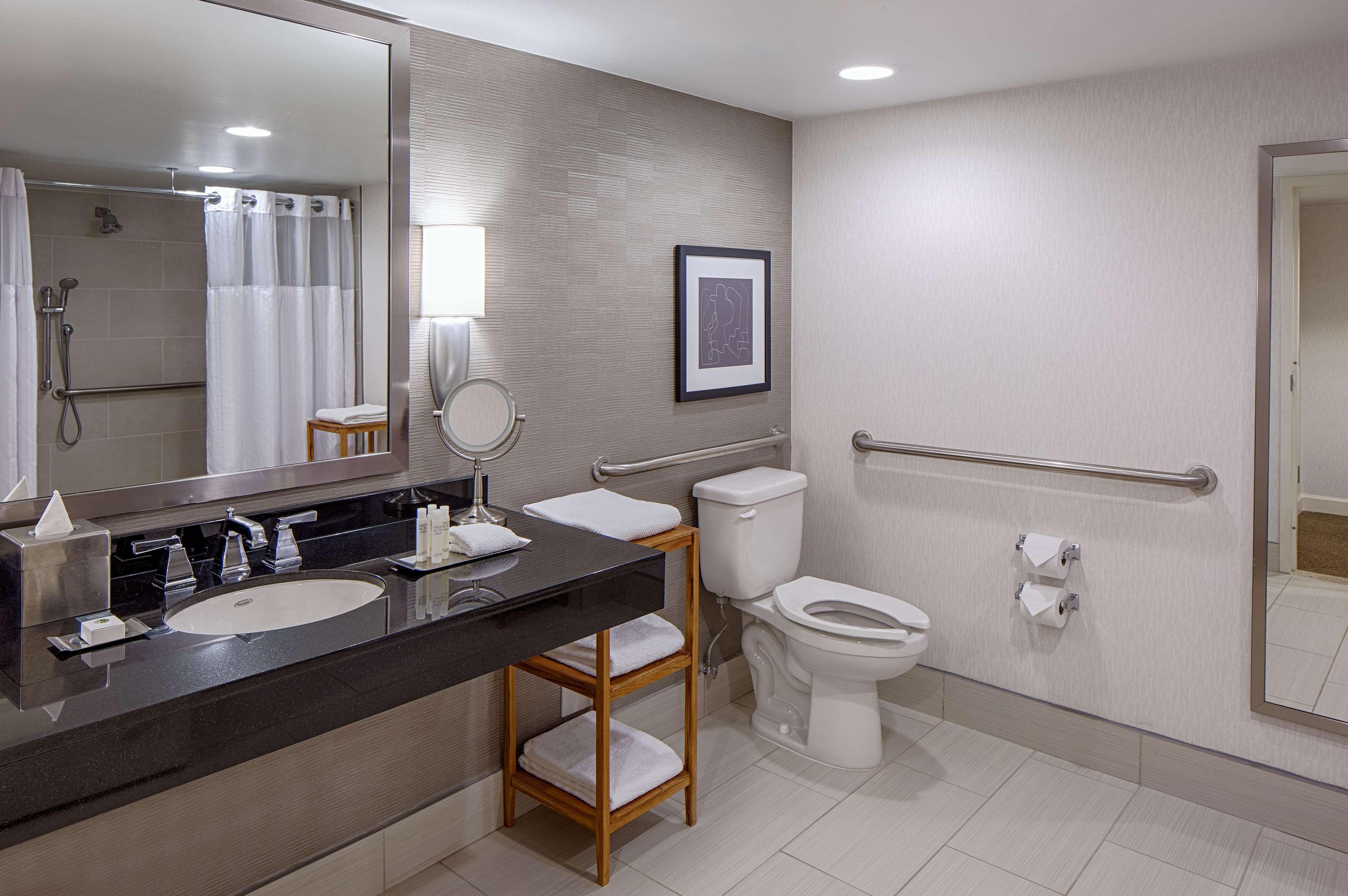Doubletree By Hilton Hotel Houston Greenway Plaza Exteriör bild