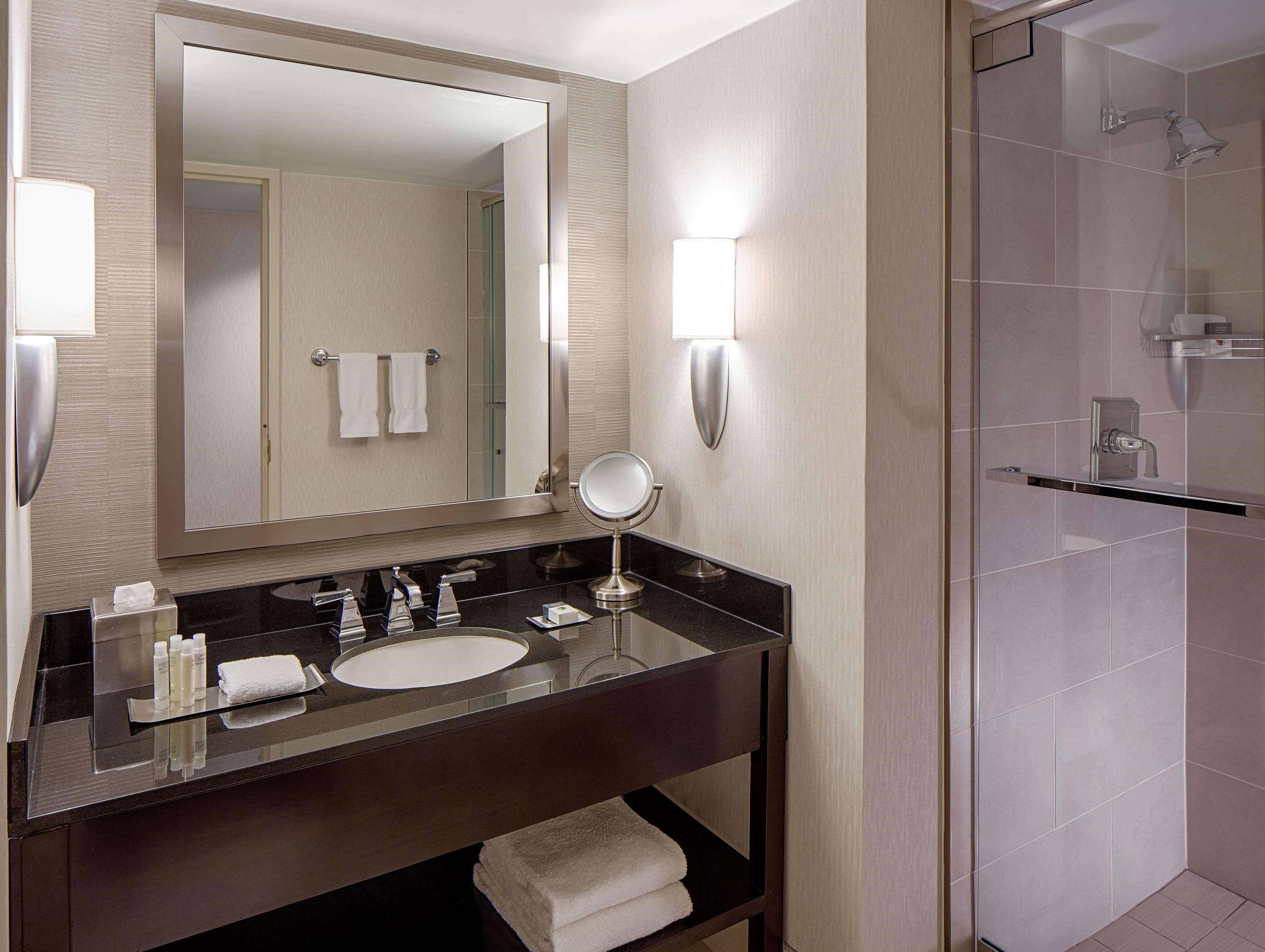 Doubletree By Hilton Hotel Houston Greenway Plaza Exteriör bild