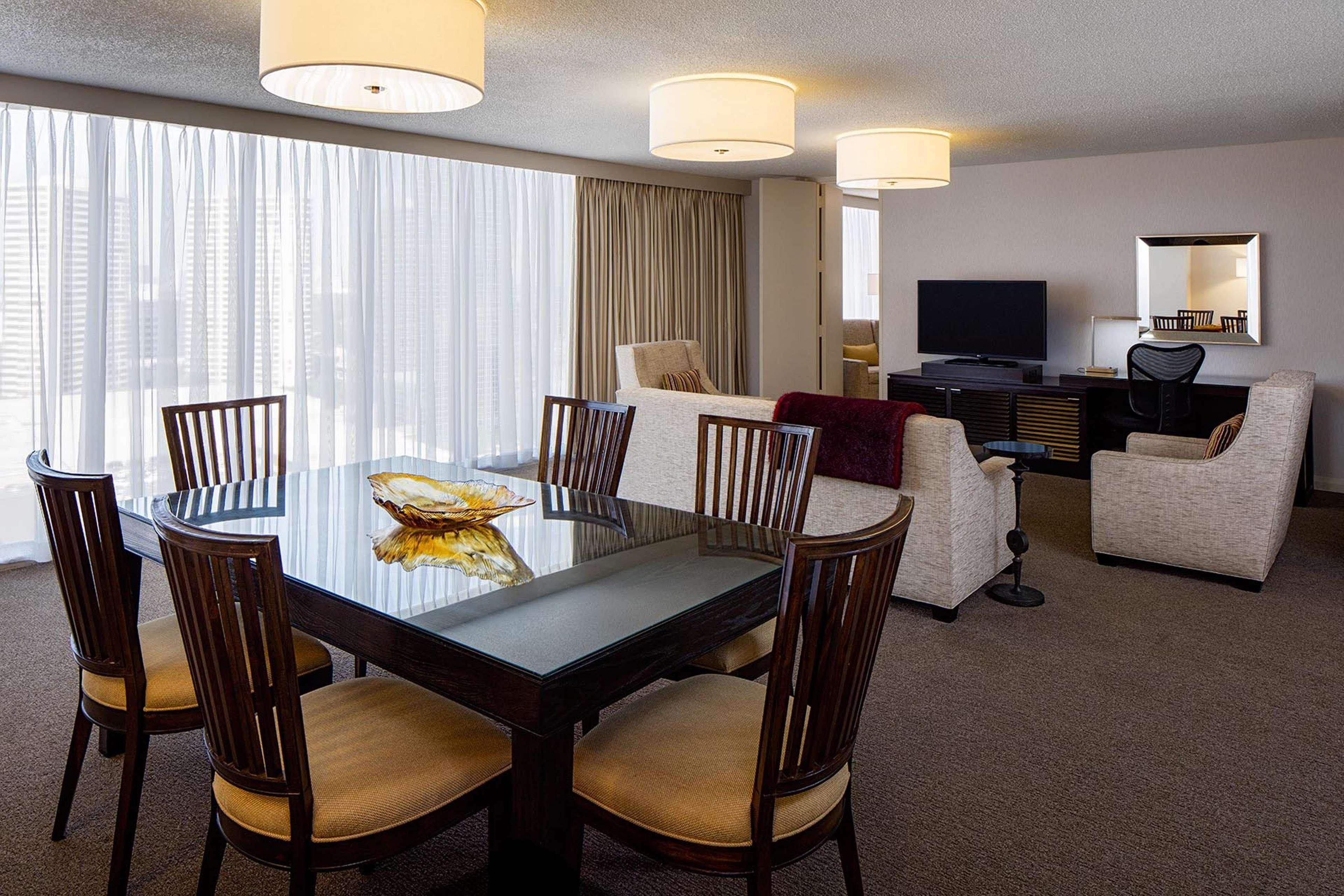 Doubletree By Hilton Hotel Houston Greenway Plaza Exteriör bild